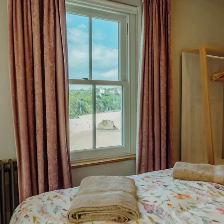 Luxury Sea-View Apartment In Tenby - Floral Corner Exterior photo
