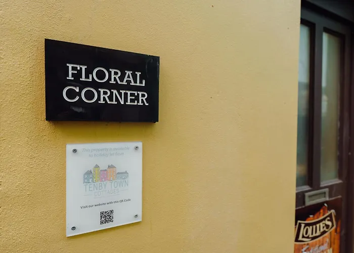 Luxury Sea-View Apartment In Tenby - Floral Corner