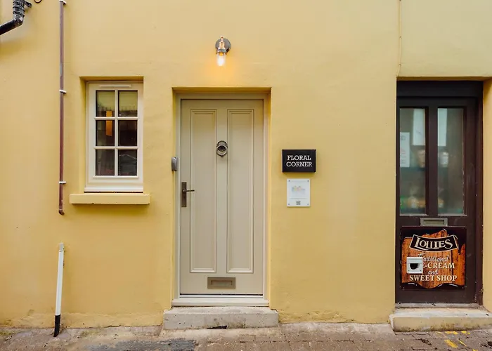 Luxury Sea-View Apartment In Tenby - Floral Corner