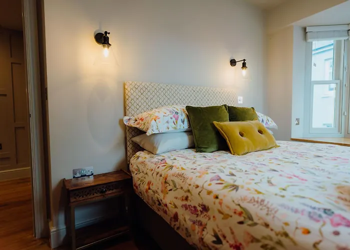 Luxury Sea-View Apartment In Tenby - Floral Corner
