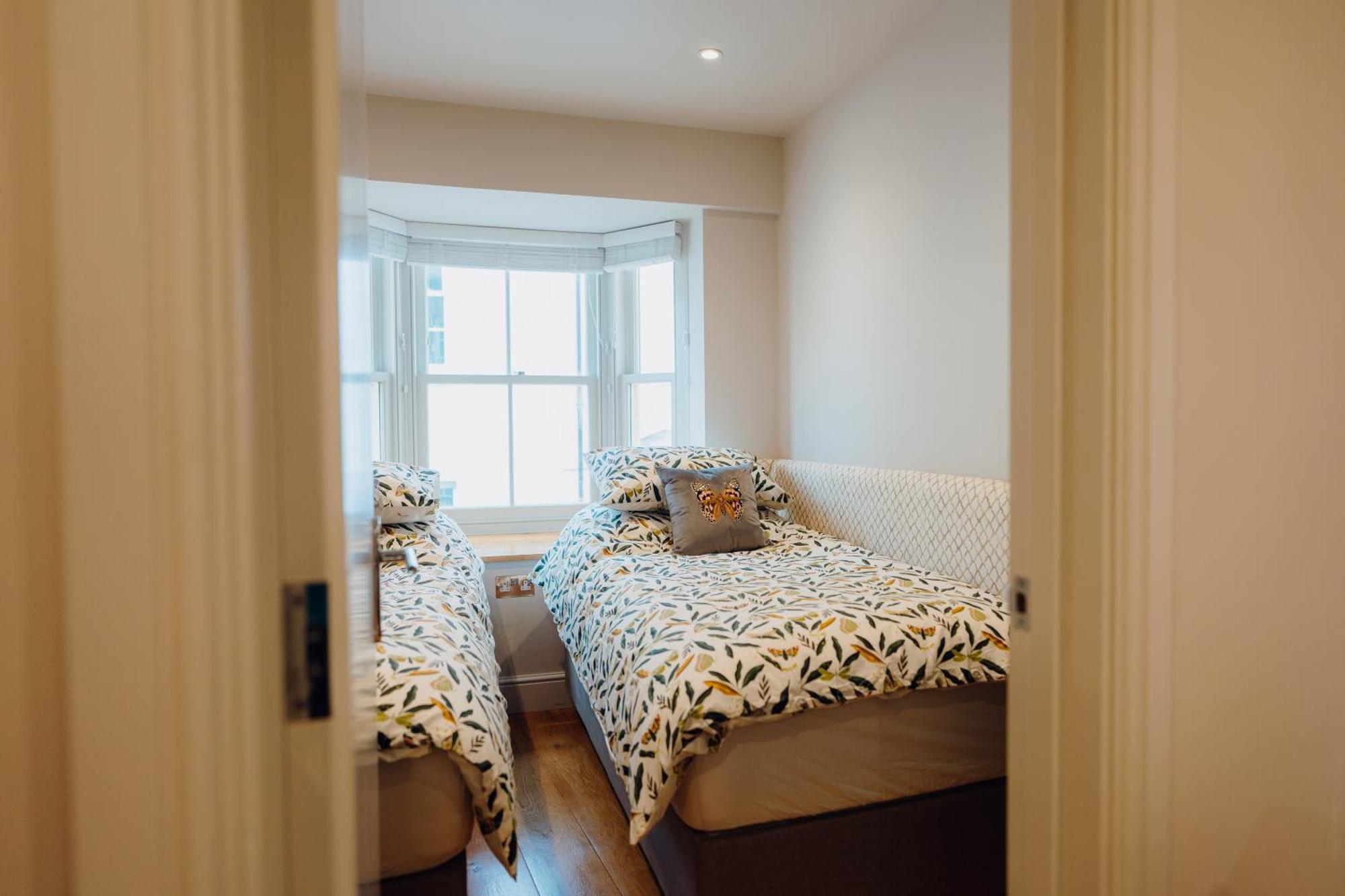 Luxury Sea-view In - Floral Corner Holiday home Tenby